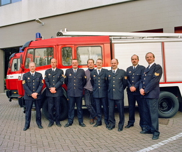 840261 Groepsportret van acht personeelsleden van de Brandweer Nieuwegein, bij de brandweerkazerne Nieuwegein-Noord ...